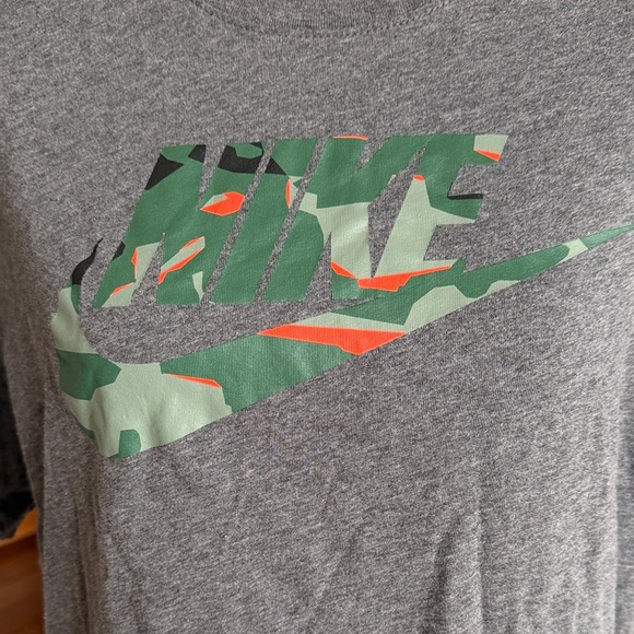 Men's Nike Gray T-Shirt with Camo Logo Large - Picture 3 of 6